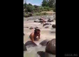 Този съжали, че лови раци в реката (СМЯХ)
