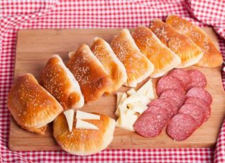 Бърза закуска: Кифли със сирене и салам без мая Кифли със сирене и салам без мая