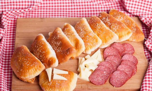 Бърза закуска: Кифли със сирене и салам без мая Кифли със сирене и салам без мая