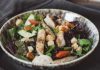 Салата с пиле и лимоново-маслинов дресинг: Вкус и свежест в едно Салата с пиле и лимоново-маслинов дресинг