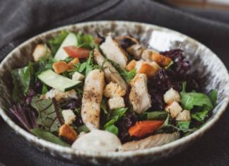 Салата с пиле и лимоново-маслинов дресинг: Вкус и свежест в едно Салата с пиле и лимоново-маслинов дресинг